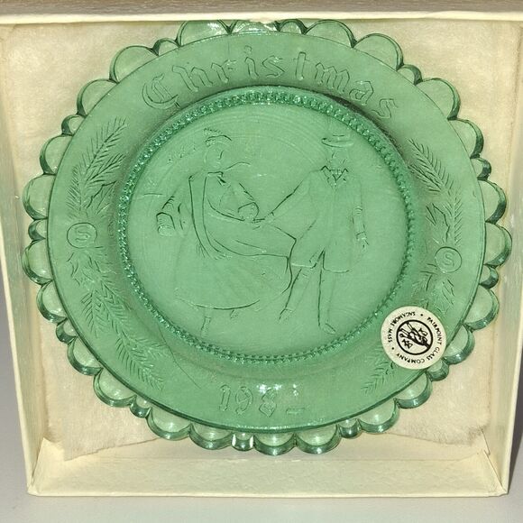 1982 Pairpoint Christmas Cup Plate Victorian Couple Skating Green - Picture 1 of 3